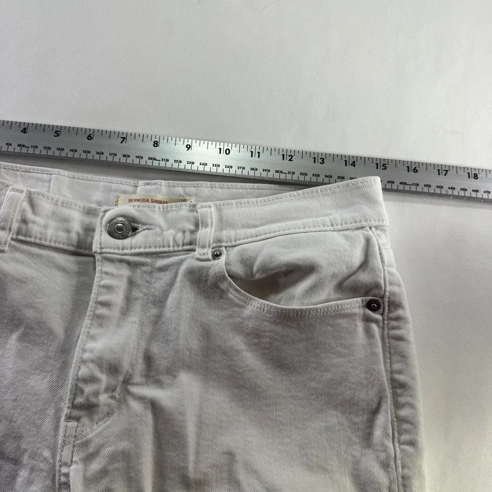 Levis Bermuda Shorts Womens 29 White Denim Mid Rise Knee Length 29969-0037
